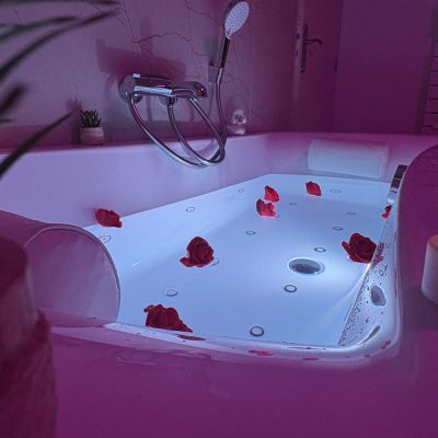 lovely room 24 gite couple sarlat baignoire balneo 24